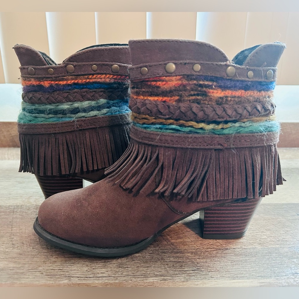Dolce by Mojo Moxy Brown Ankle Boots with Fringe and Multicolor Accents,Size 1M.